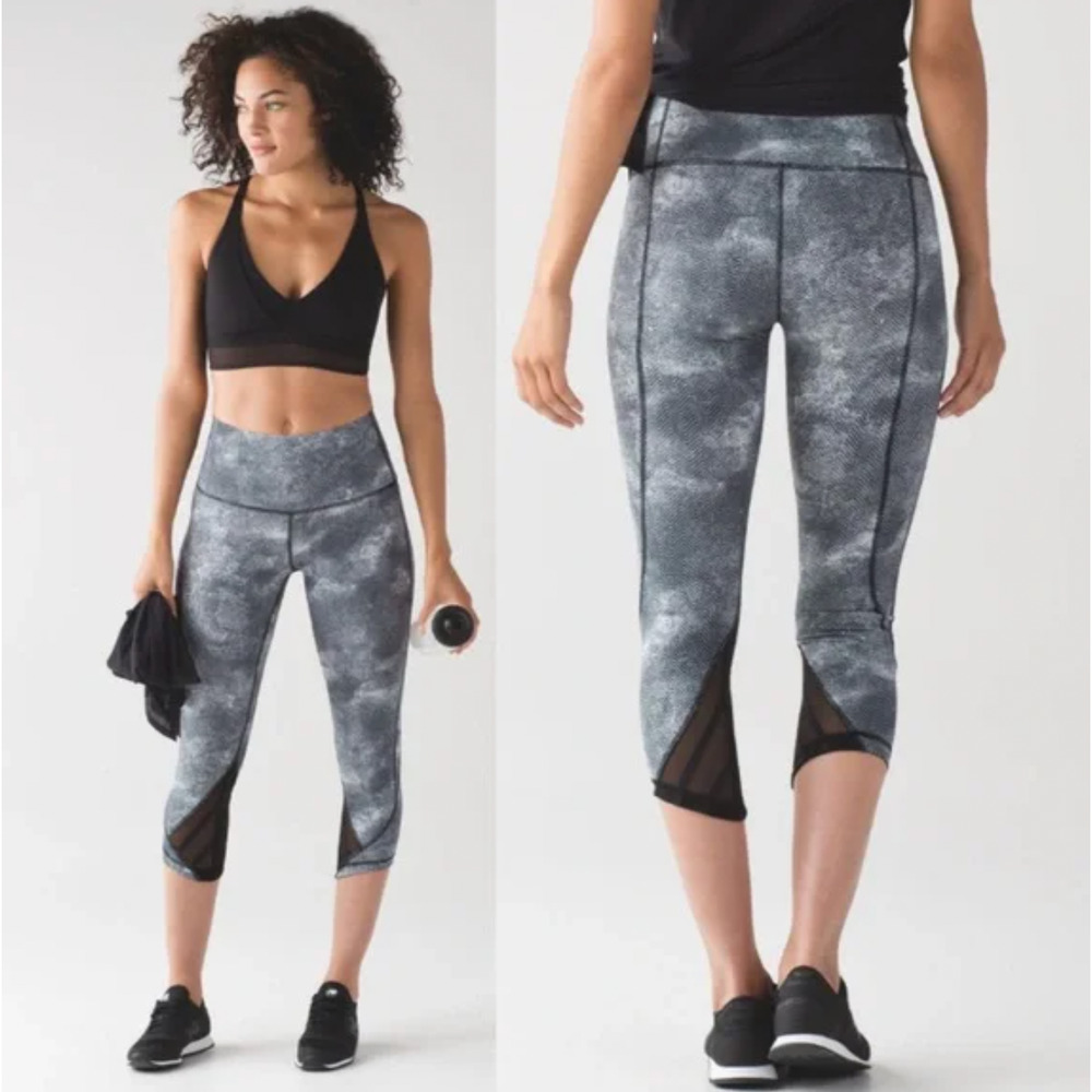 Lululemon Essential Rhythm Crop (Full-On‎ Luxtreme) in White Black Size 8